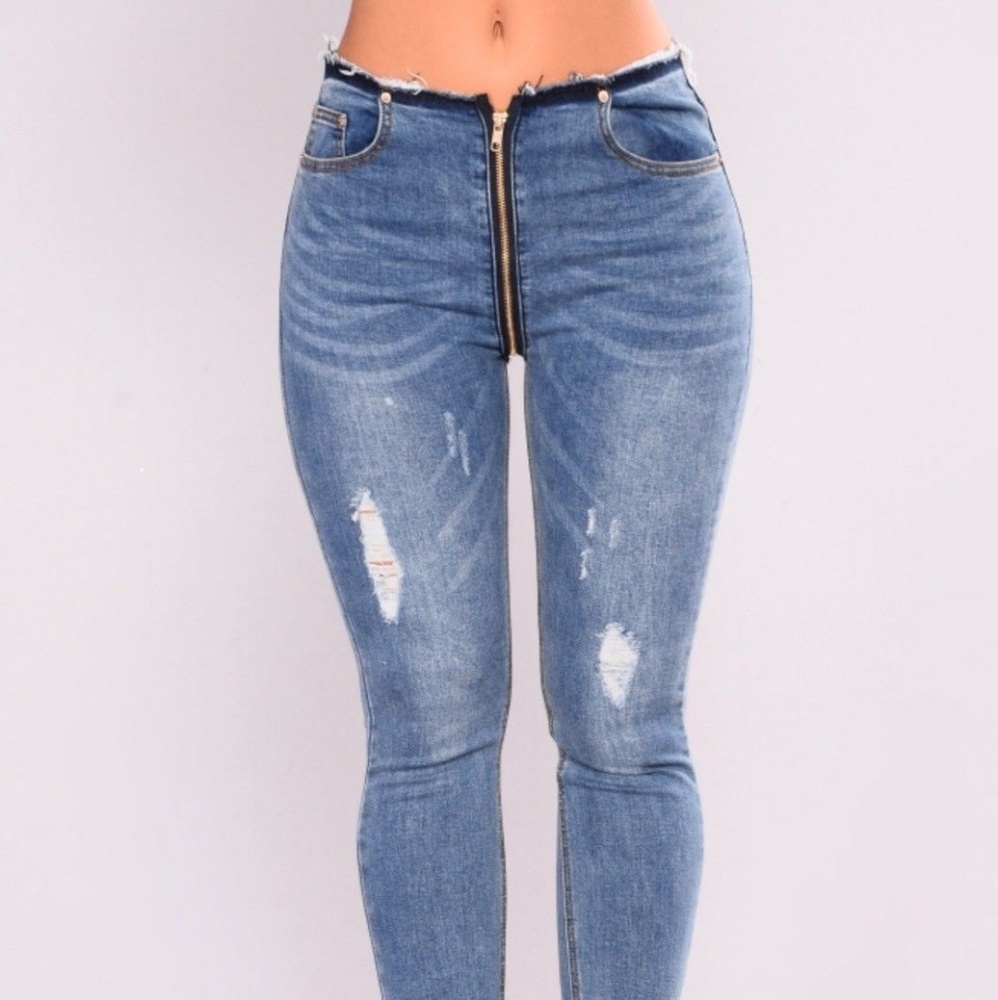 TRENDY SEXY FASHION NOVA DISTRESSED JEANS